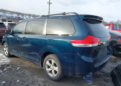2012 Toyota Sienna Le V6 8 Passenger z USA, uszkodzony, nr VIN 5TDKK3DC1CS253774